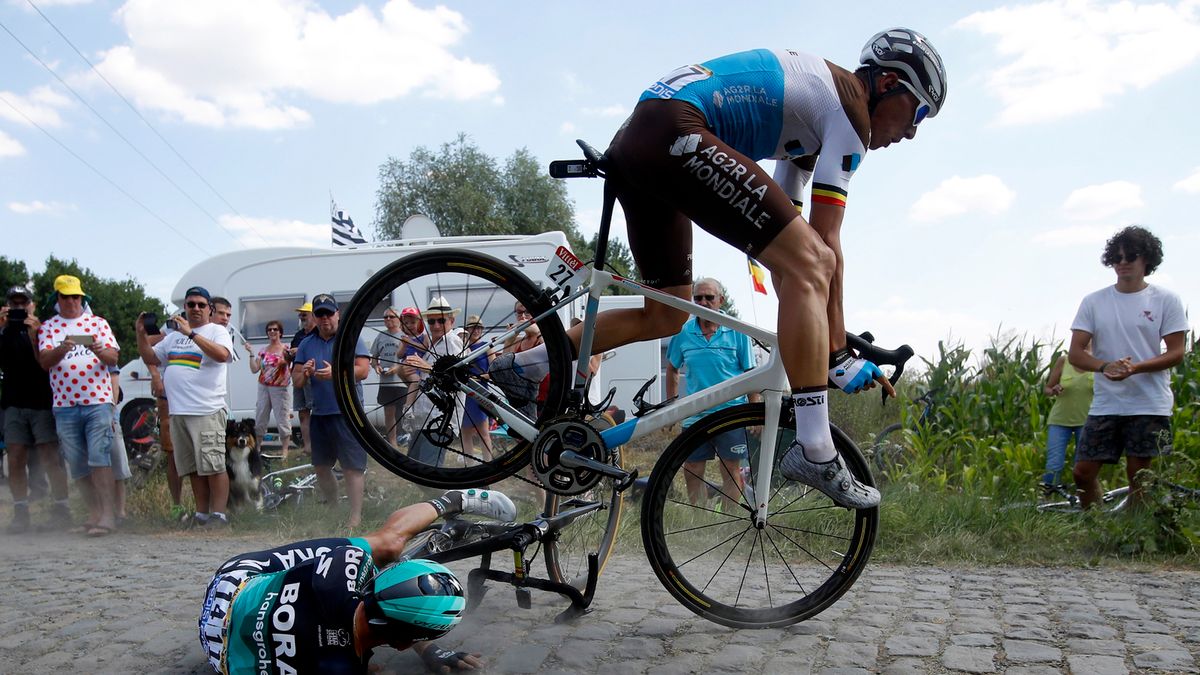 PAP/EPA / KIM LUDBROOK / Zdjęcie z upadku na trasie 9. etapu Tour de France. Na bruku leży Rafał Majka