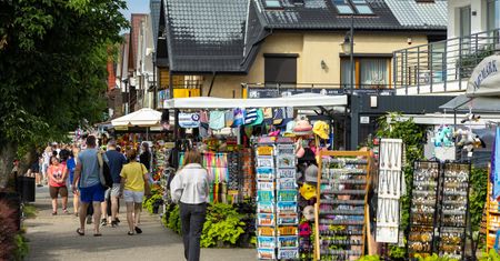 Nadmorskie kurorty rekrutują. Pensje sięgają nawet 15 tys. zł