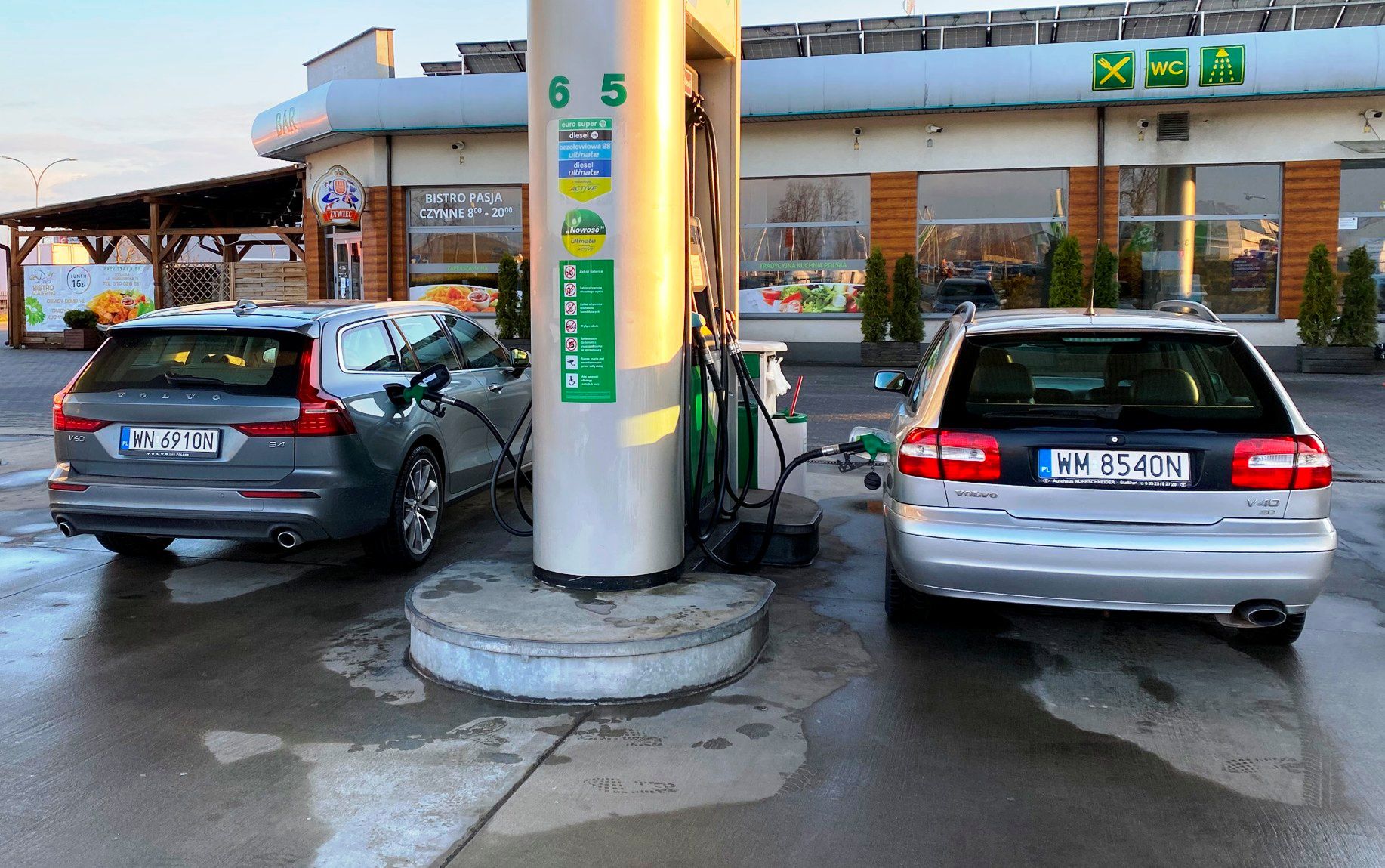 Test zużycia paliwa rozpocząłem od zatankowania obu aut do pełna i sprawdziłem, ile rzeczywiście go zużyły.