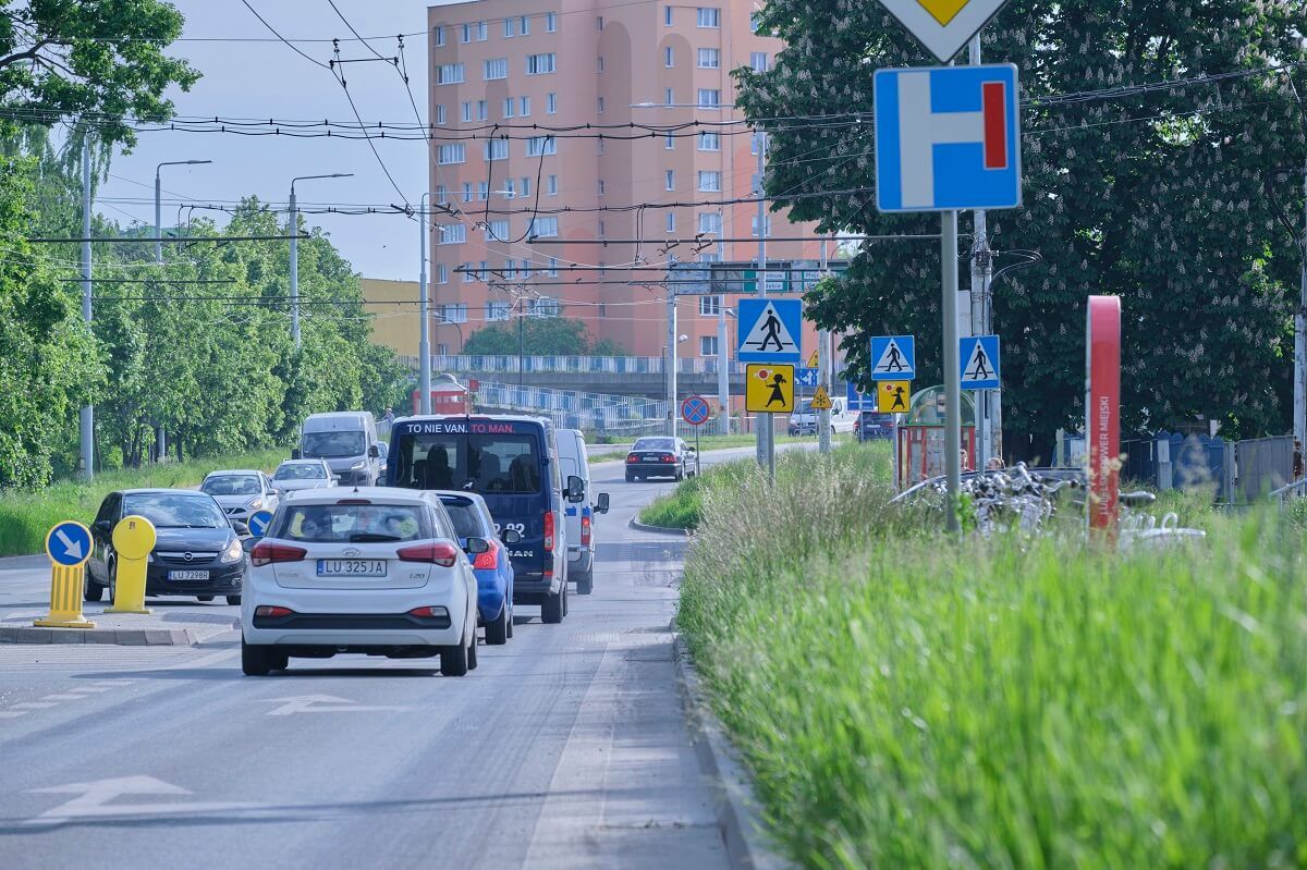 Wysoka trawa przy przejściu dla pieszych na ul. Łęczyńskiej