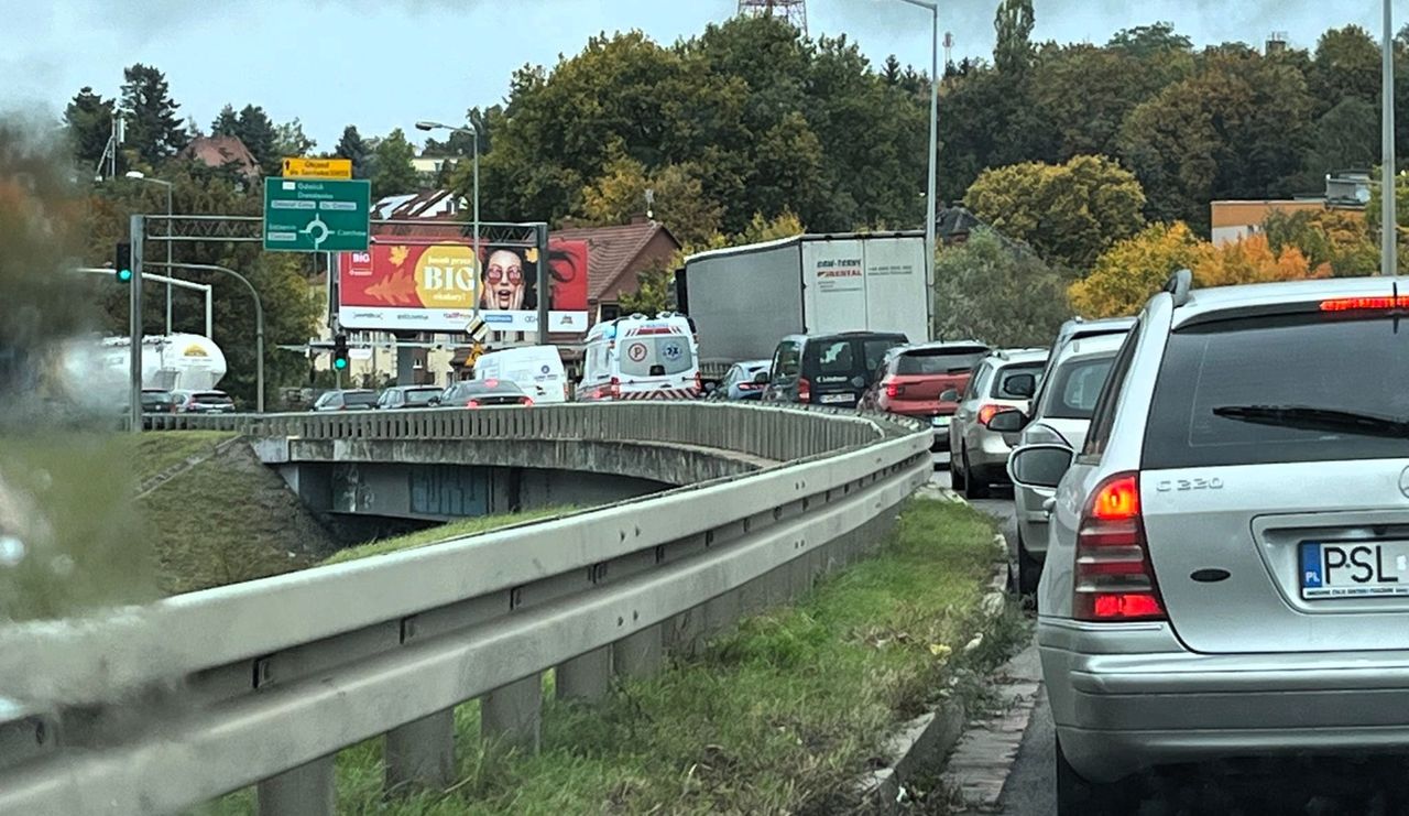 Gorzów: Kierowcy utknęli przez światła na rondzie Santockim