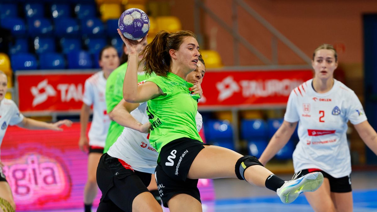 PAP / Tomasz Wojtasik / Na zdjęciu: zawodniczki obu drużyn