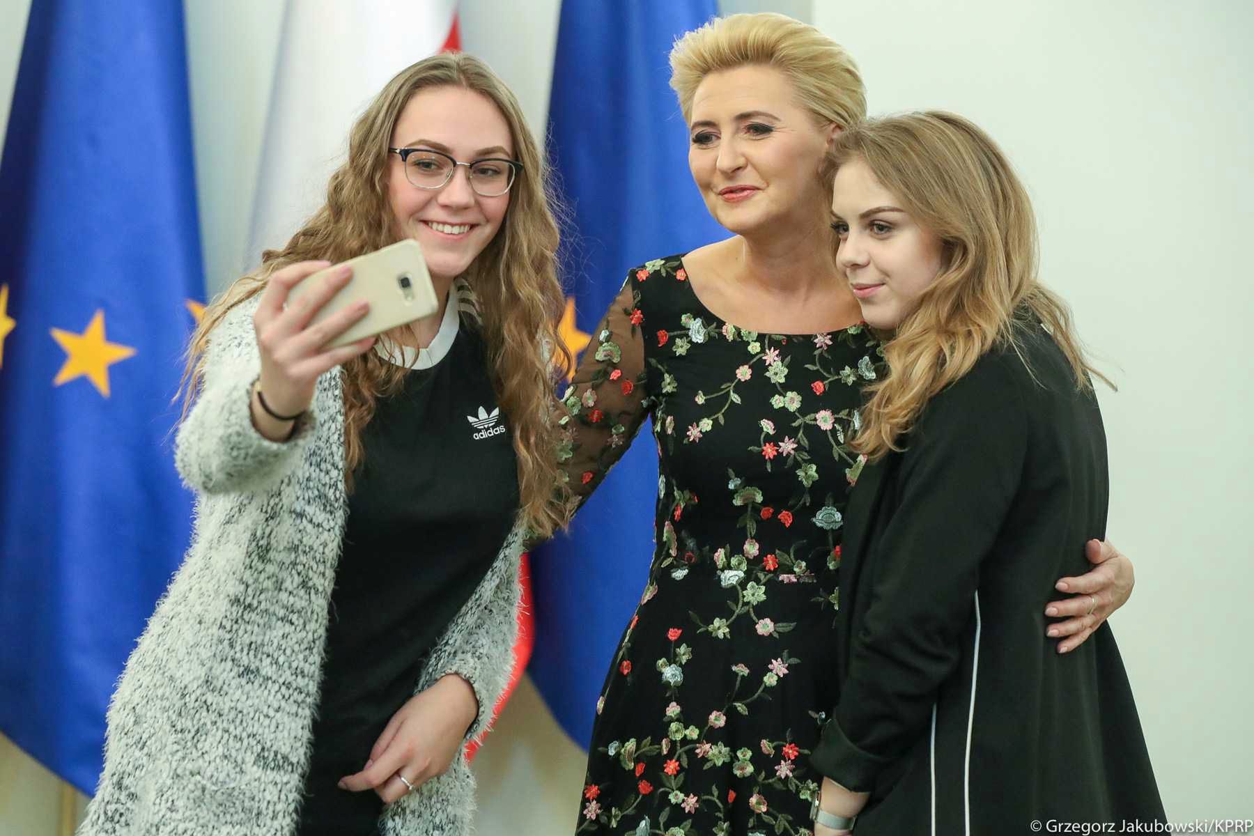 Agata Duda oprowadziła młodzież po pałacu