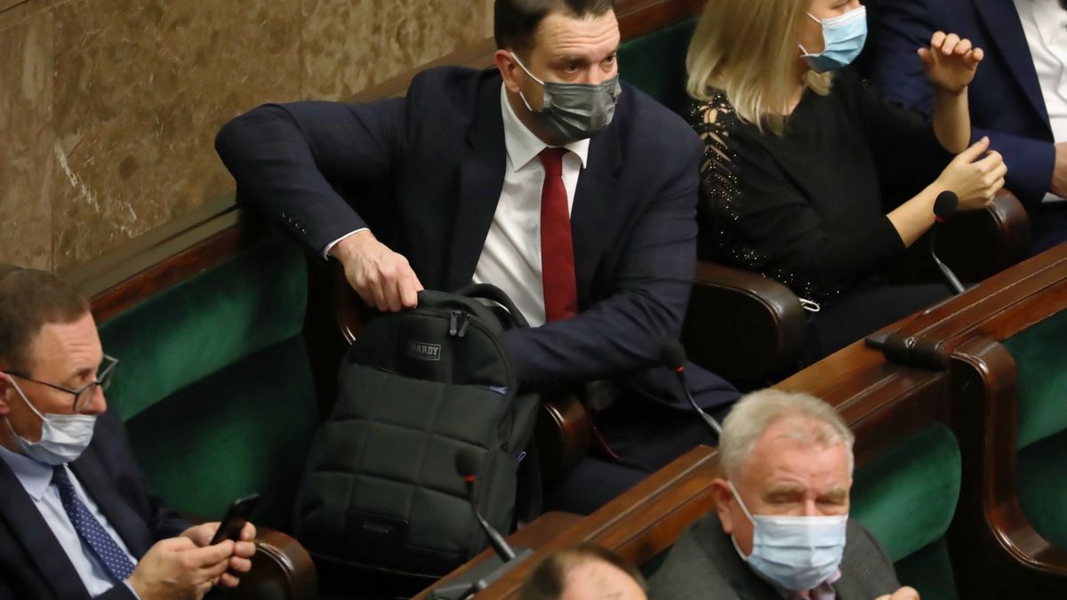 �ukasz MejzaWarszawa, 30.11.2021. Pose� PiS �ukasz Mejza (C) na sali Sejmu w Warszawie, 30 bm. W trakcie trzydniowego posiedzenia pos�owie zajm� si� m.in. poprawkami Senatu do nowelizacji ustawy o ochronie granicy. (amb) PAP/Tomasz GzellTomasz Gzell9 9. IX, kadencja, kadencji, obrady, polityk, polityk polityka, Polityka, posiedzenie, sejm, sejm rp, sejmu, sejmu rp