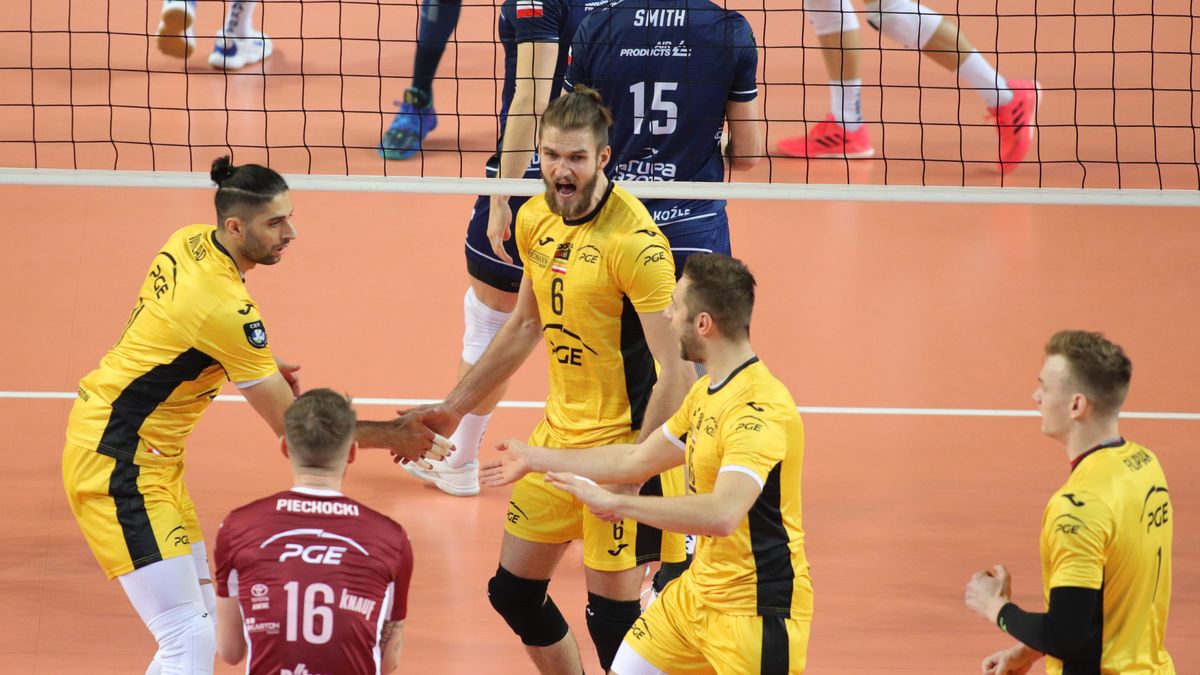 WP SportoweFakty / Tomasz Kudala / Na zdjęciu: siatkarze PGE Skry Bełchatów. Pierwszy z lewej: Milad Ebadipour