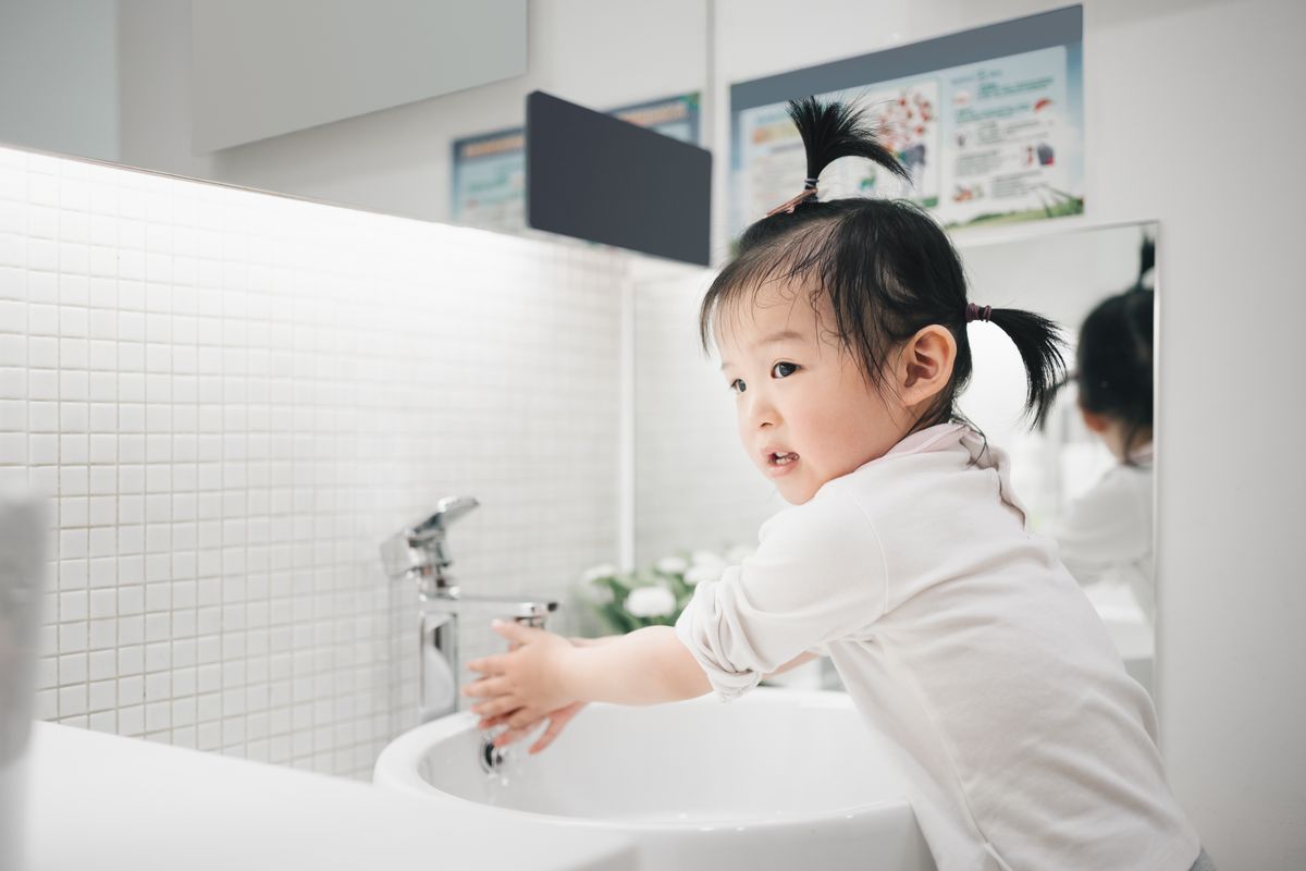 Dziewczynka z Chin w łazience