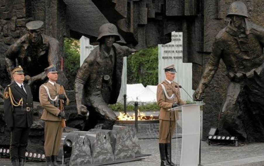 Pięć nazwisk podczas apelu na rocznicę powstania. Wśród nich Lech Kaczyński