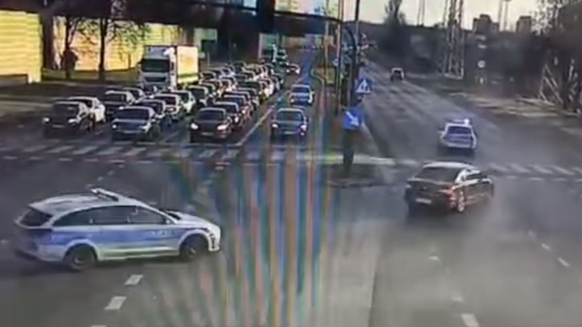 Policjanci odeskortowali samochód do szpitala 