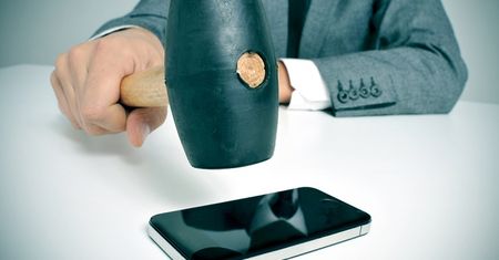 Smartfon kontra pociąg. Niszczenie sprzętu: najgłupsze testy w Sieci!