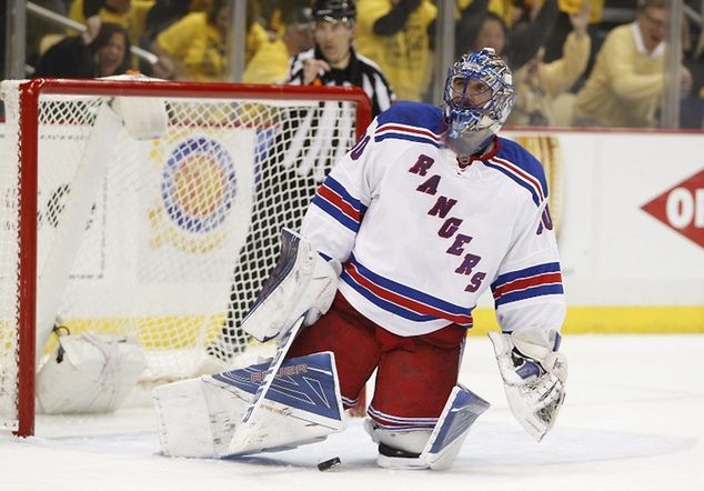 Henrik Lundqvist wpuścił aż sześć goli i nie pomógł zatrzymać Penguins przed awansem