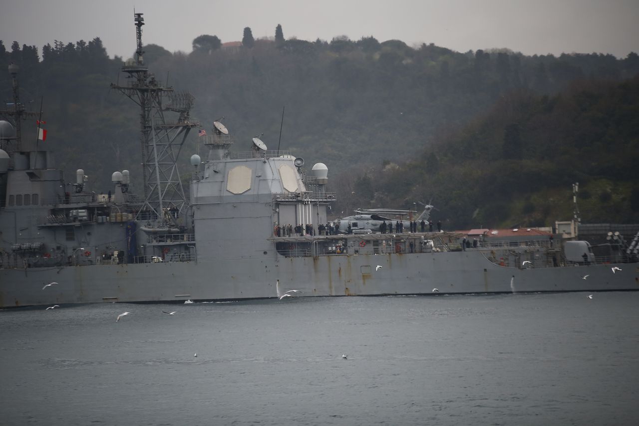 Nielegalna dostawa broni przechwycona przez USA: tysiące karabinów i dziesiątki pocisków - Krążownik pocisków kierowanych USS Monterey