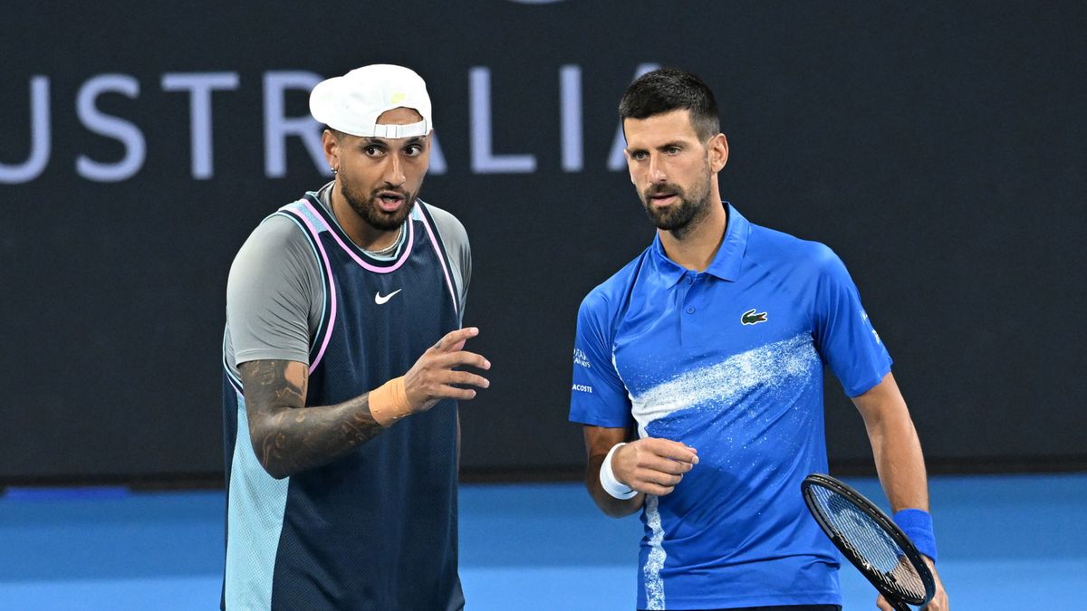 PAP/EPA / DARREN ENGLAND / Na zdjęciu: Nick Kyrgios i Novak Djoković