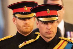 Wnuki królowej przy trumnie. Harry jednak w mundurze