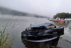 Chwile grozy. BMW wjechało do jeziora