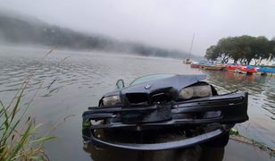 Chwile grozy. BMW wjechało do jeziora