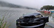 Chwile grozy. BMW wjechało do jeziora