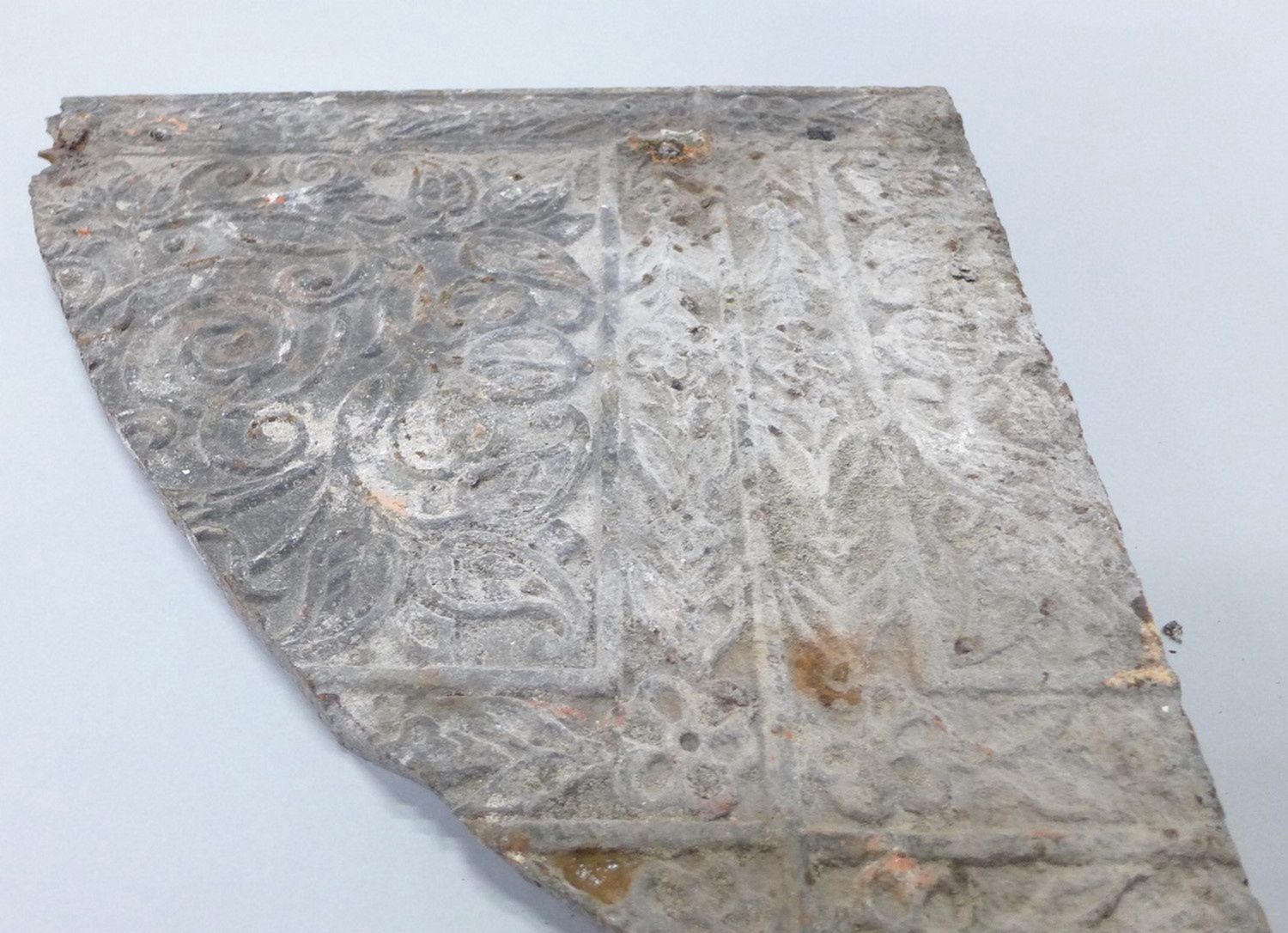 Warszawa. Fragment dekorowanej płyty balkonowej