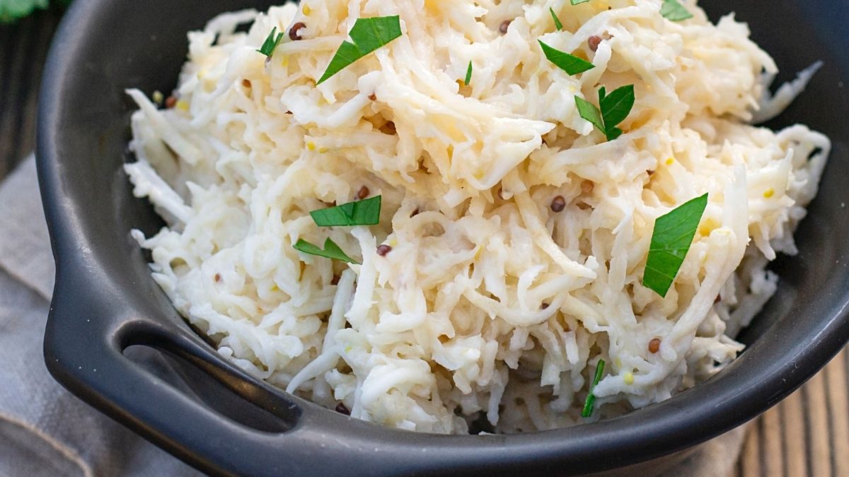 Surówka z selera z jabłkiem to świetny dodatek do obiadu