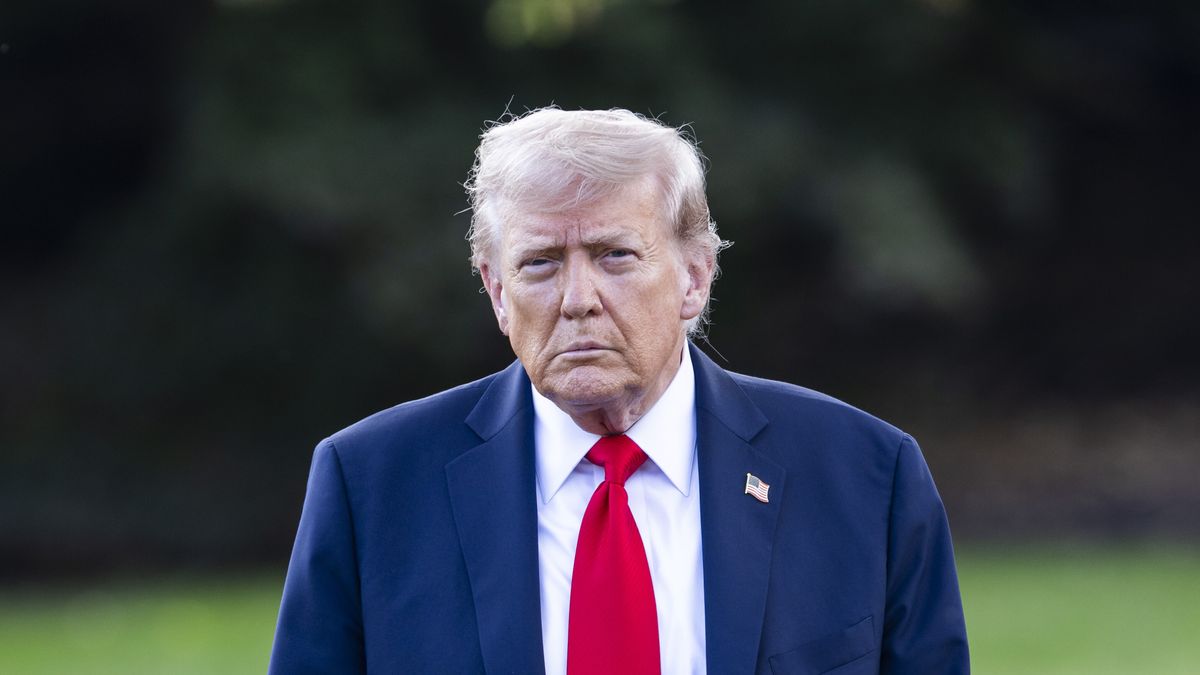 US President Donald Trump prepares to speak to reporters about the murder of Turning Point founder Charlie Kirk as he leaves the White House for New York City in Washington, DC, USA, 11 September 2025. Trump said law enforcement was making ?big progress? towards finding the killer. EPA/JIM LO SCALZO Dostawca: PAP/EPA.