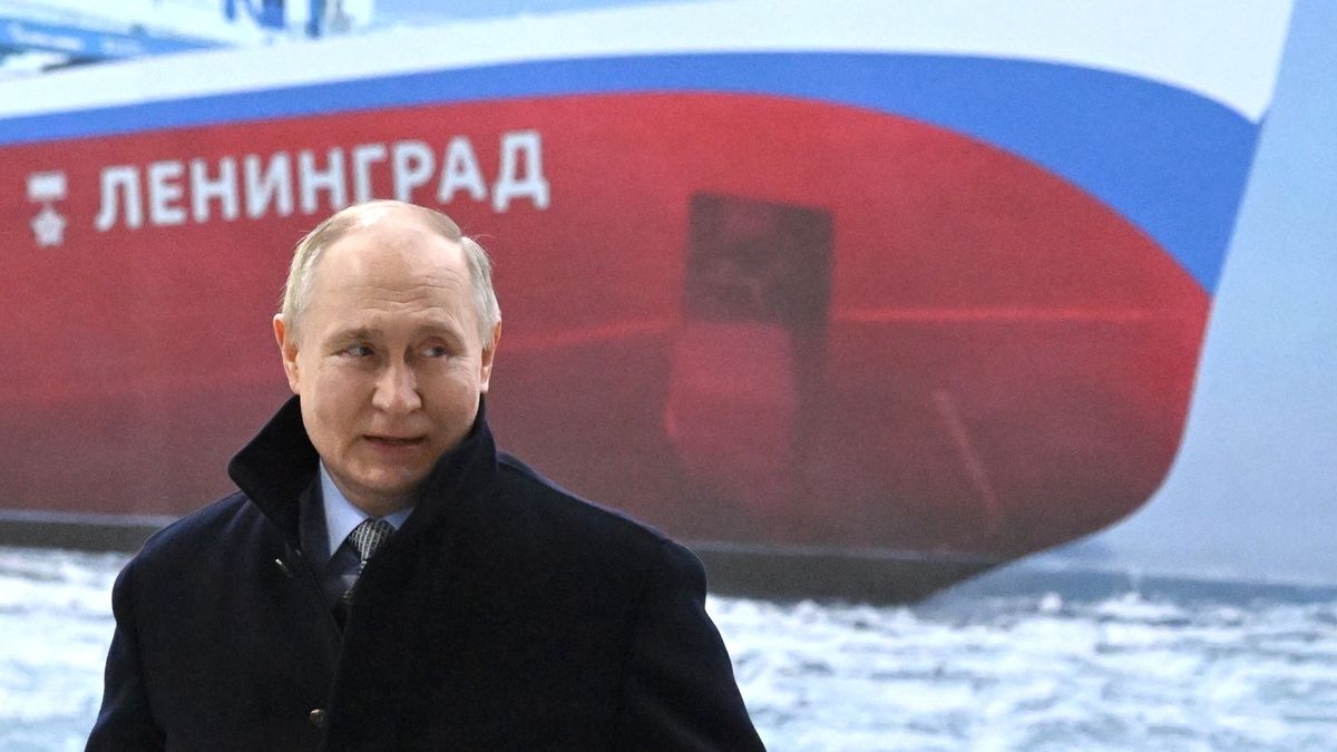 Russian President Vladimir Putin attends a keel laying ceremony for the 5th nuclear-powered icebreaker Leningrad (Project 22220) at the Baltic Shipyard in St. Petersburg, Russia, 26 January 2024. Russia will continue to build new icebreakers and other vessels for work in the Arctic, Vladimir Putin said at the ceremony to start construction of the nuclear icebreaker Leningrad. EPA/PAVEL BEDNYAKOV / SPUTNIK / KREMLIN POOL MANDATORY CREDIT Dostawca: PAP/EPA.