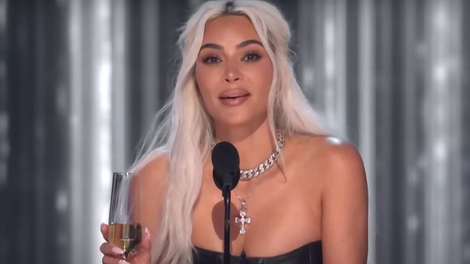 Kim Kardashian w trakcie "roastu" Toma Brady'ego
