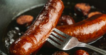 Kiełbasa może być chrupiąca bez oleju. Wystarczy zastosować prosty trik przy smażeniu