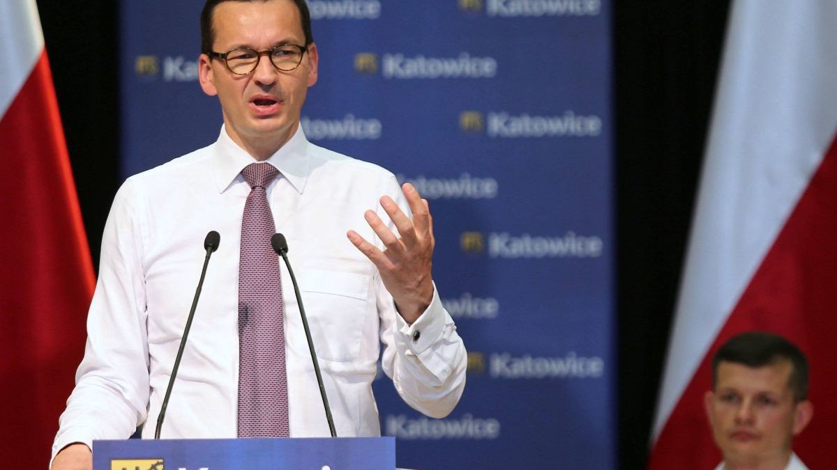 Po 2 maja zapadła decyzja o konieczności zorganizowania przetargu na flagi i inne symbole