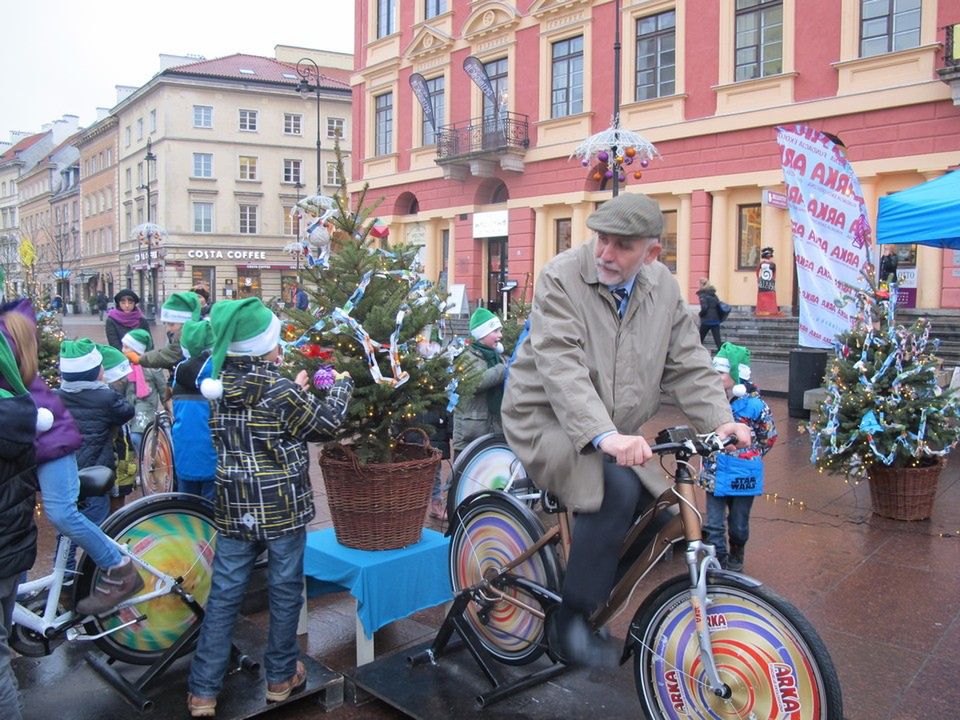 Pedałuj na rowerze i zapal lampki na świątecznej choince