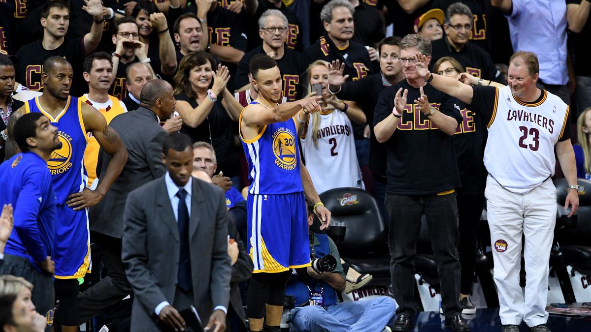 Stephen Curry w finałach NBA celniej trafia w kibiców, niż do kosza