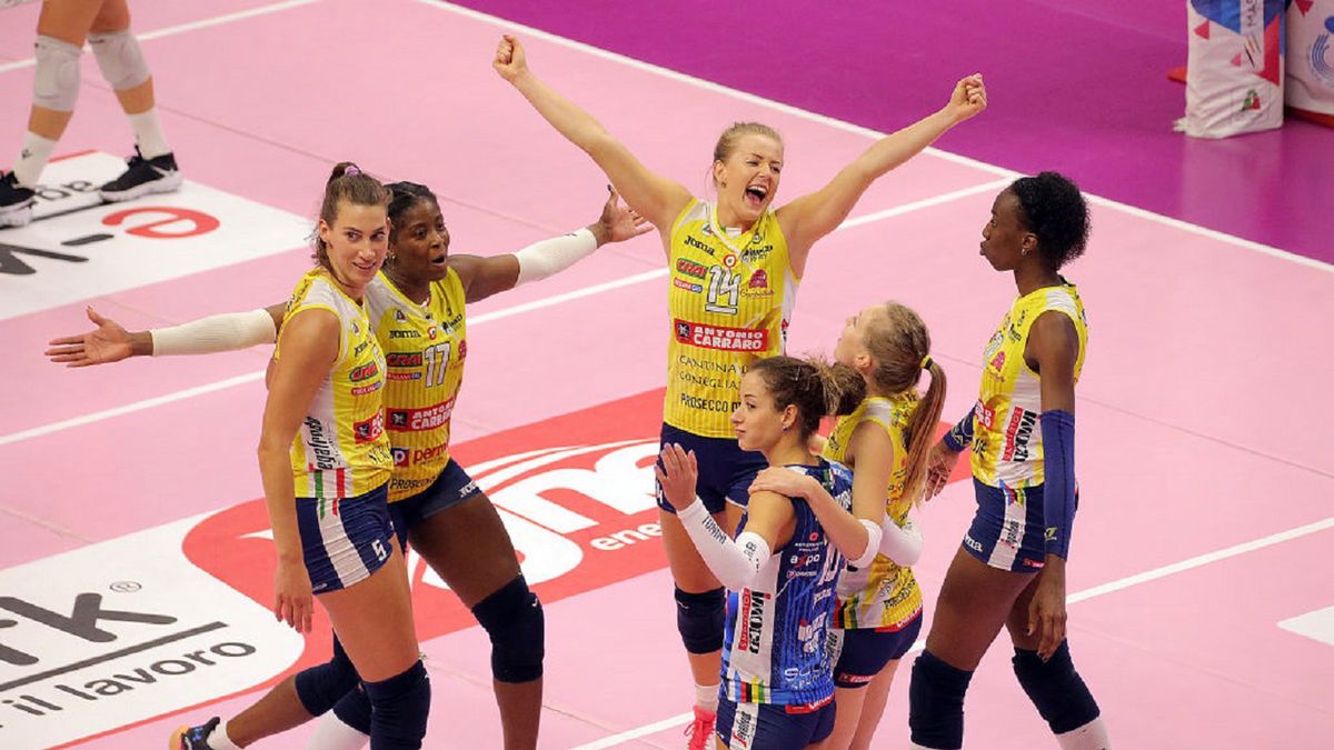 Joanna Wołosz (w środku) cieszy się wraz z zespołem Imoco Volley Conegliano