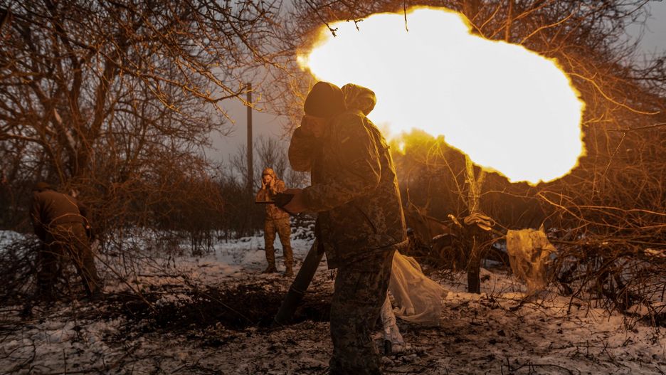 Wojna w Ukrainie rok 2023
KHARKIV OBLAST, UKRAINE - NOVEMBER 24: Ukrainian soldiers of 57 brigade fire a mortar at their fighting position in the direction of Kupiansk as Russia-Ukraine war continues in Kharkiv, Ukraine on November 24, 2023. Diego Herrera CarcedoWojna w Ukrainie rok 2023
KHARKIV OBLAST, UKRAINE - NOVEMBER 24: Ukrainian soldiers of 57 brigade fire a mortar at their fighting position in the direction of Kupiansk as Russia-Ukraine war continues in Kharkiv, Ukraine on November 24, 2023. Diego Herrera Carcedo / Anadolu
AA/ABACA / Anadolu
AA/ABACA