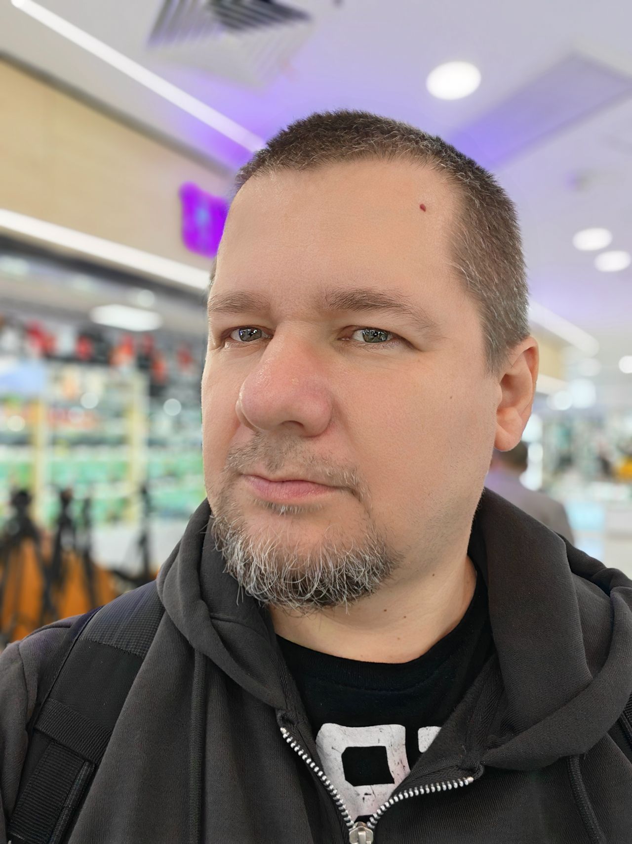 Mniej praktyczna, a bardziej rozrywkowa strona AI, czyli stylizowanie zdjęć wykonanych aparatem telefonu. Po lewej oryginał z przedniej kamery.