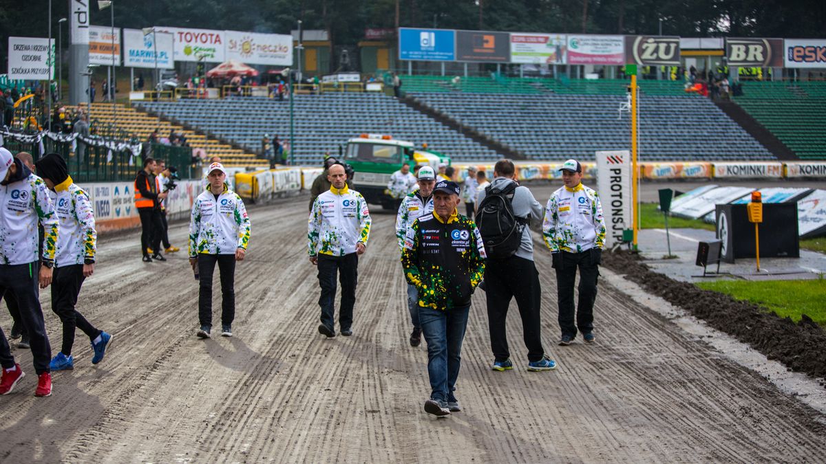 WP SportoweFakty / Mateusz Wójcik / Trener Marek Cieślak spaceruje po zielonogórskim torze.