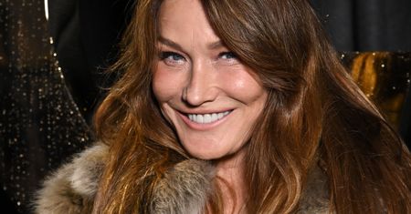 Carla Bruni na pokazie mody. Show skradły koronkowe rajstopy