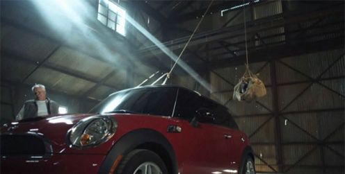 Cooper S niczym Rocky Balboa trenuje do spotkania z Porsche 911 [Video]