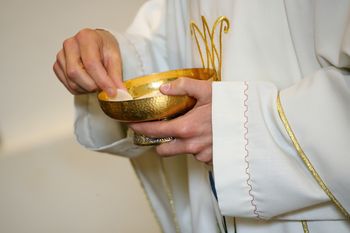 Komunia bez spowiedzi? Arcybiskup mówi, czy to grzech
