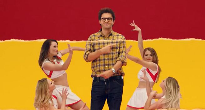 Kuba Wojewódzki z głosami Krystyny Czubówny i Tomasza Zimocha reklamuje Oranżadę Hellena (wideo)