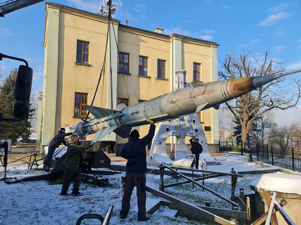 Podczas instalowania rakiety w Dąbrowie Górniczej, pojawiły się kłopoty.