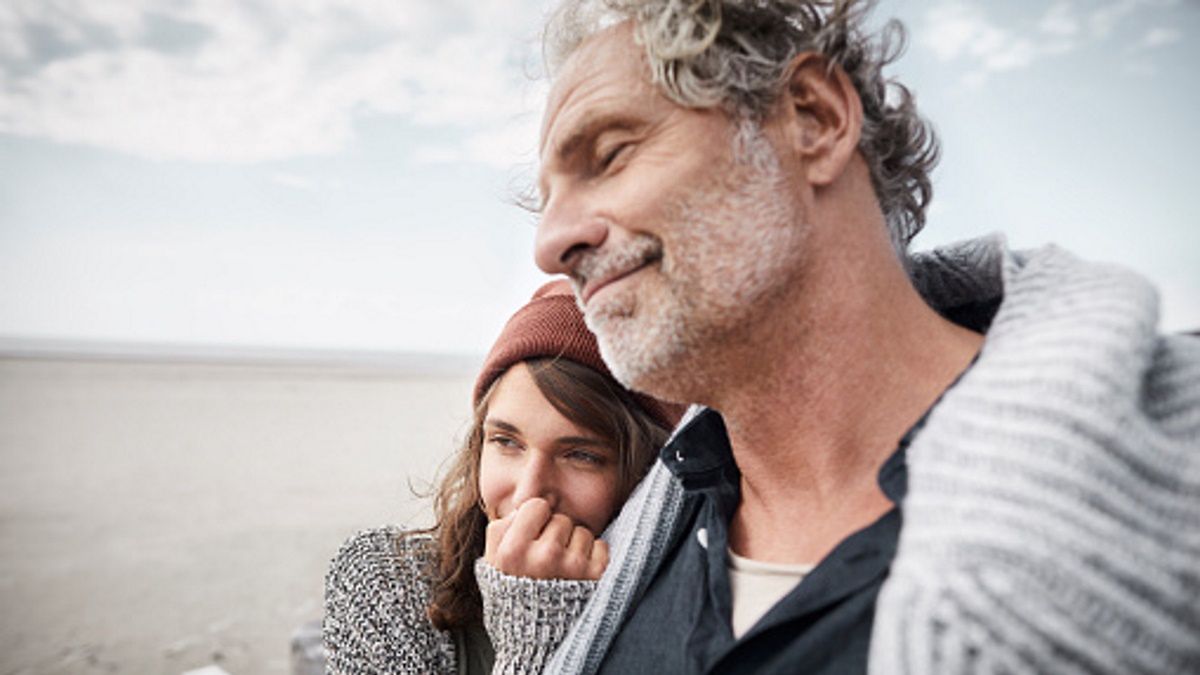 Panicznie boi się, że rodzice nie będą w stanie zaakceptować jej związku ze starszym mężczyzną (zdjęcie ilustracyjne)