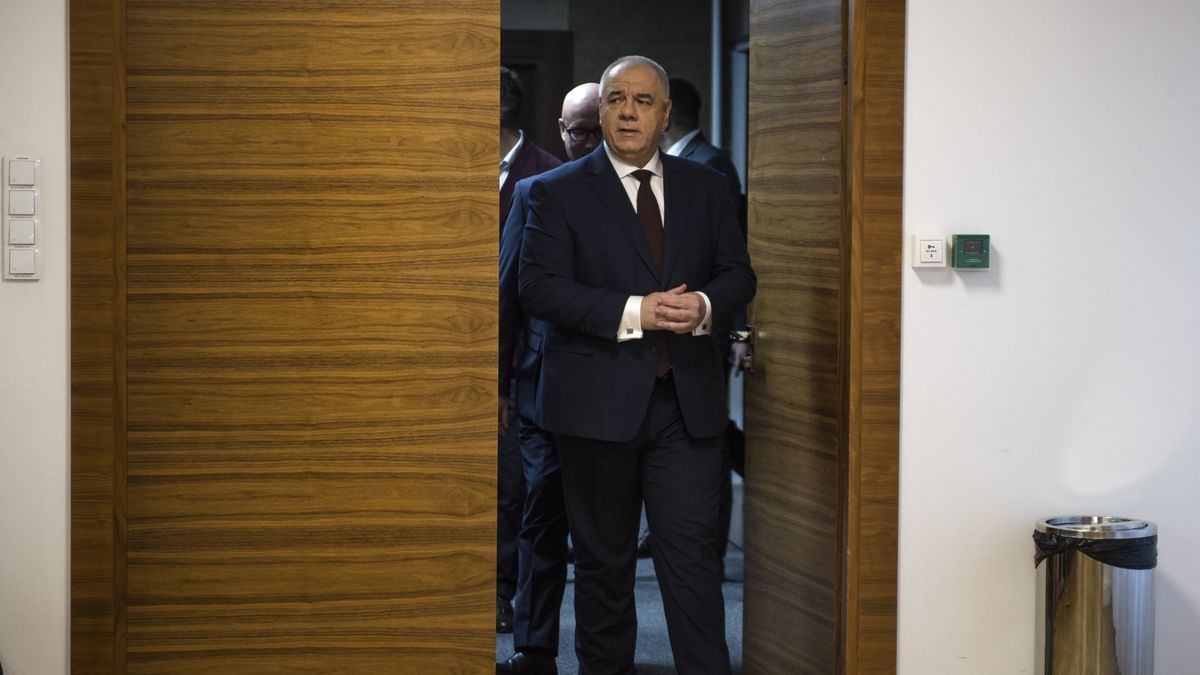 WARSAW, MAZOWIECKIE, POLAND - 2022/12/22: Deputy Prime Minister, Jacek Sasin arrives for a press conference at the Ministry of State Assets. The Social Agreement (Umowa Spoleczna) was signed at the Ministry of State Assets in Warsaw, with the participation of the Deputy Prime Minister, Minister of State Assets Jacek Sasin. The agreement concerns the transformation of the power sector and the lignite mining industry. This agreement is related to the plans to spin off coal production and mining assets from companies with State Treasury shareholding. This is the final stage of preparations for the establishment of the National Energy Security Agency (NABE). (Photo by Attila Husejnow/SOPA Images/LightRocket via Getty Images)