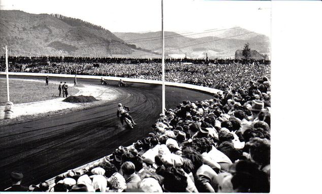 Maj 1957 - rekord frekwencji, 20.000 ludzi na stadionie z miejscami siedzącymi dla 400...