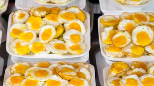 Większość nie wie, jakie jajka są najzdrowsze. Długo zalegają w sklepach, bo Polacy je omijają