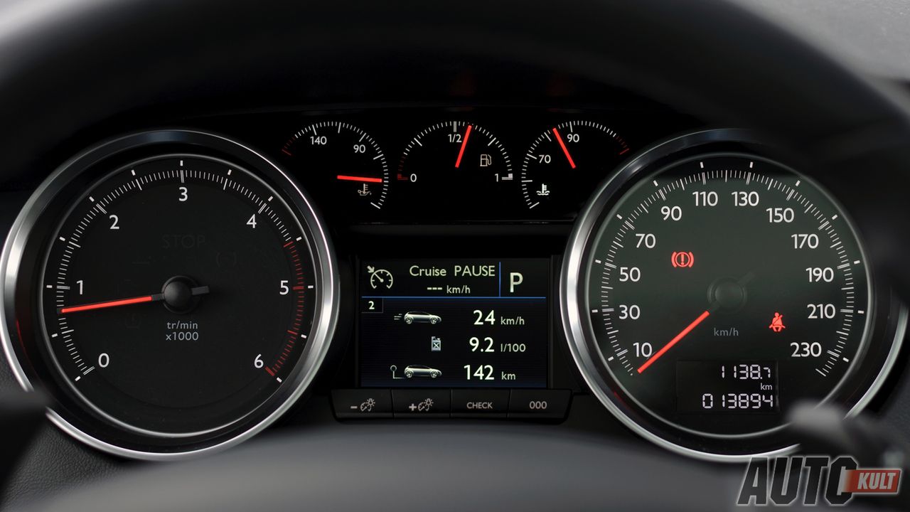 Proste, analogowe zegary i komplet wskaźników temperatury - niestety rzadko spotykany zestaw we współczesnych samochodach.