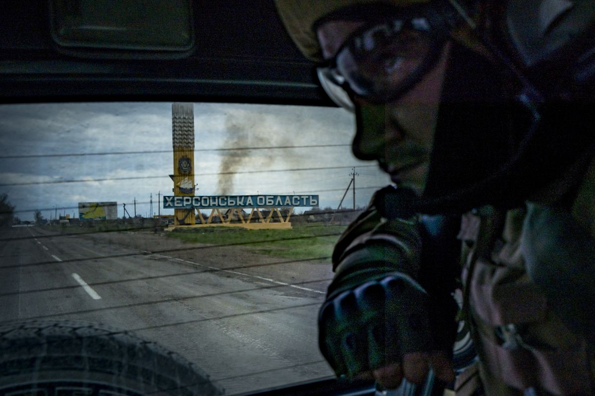 Ukraiński żołnierz patroluje region chersoński, niedaleko rosyjskich pozycji 