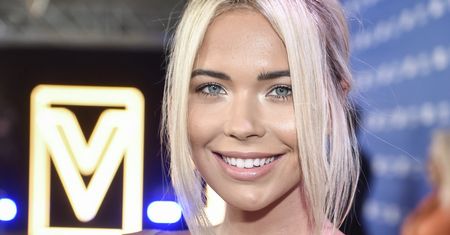Kusa mini i długie kozaki. Sandra Kubicka sama zachwyca się swoją kreacją