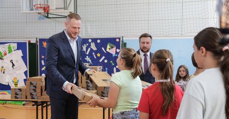 "Nie da się zdrapać orzełka". To robią z laptopami od rządu