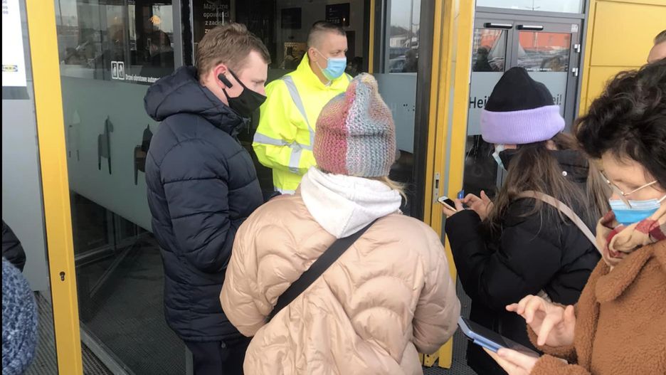 Klienci sieci Ikea w całej Polsce dobrowolnie pokazują przy wejściu certyfikaty coividowe. Ci, którzy ich nie mają, muszą stać w kolejce, gdy limit osób wewnątrz jest przekroczony (Facebook)