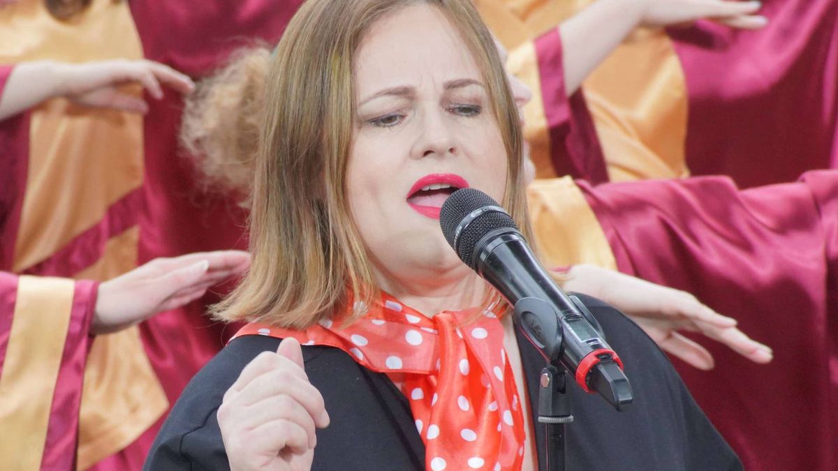 Joanna Kołaczkowska wspierana przez artsytów