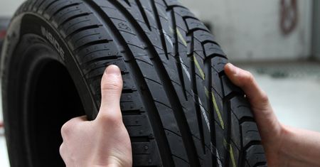 Ile kosztują letnie opony w sezonie 2020? Przegląd ofert dla popularnych aut
