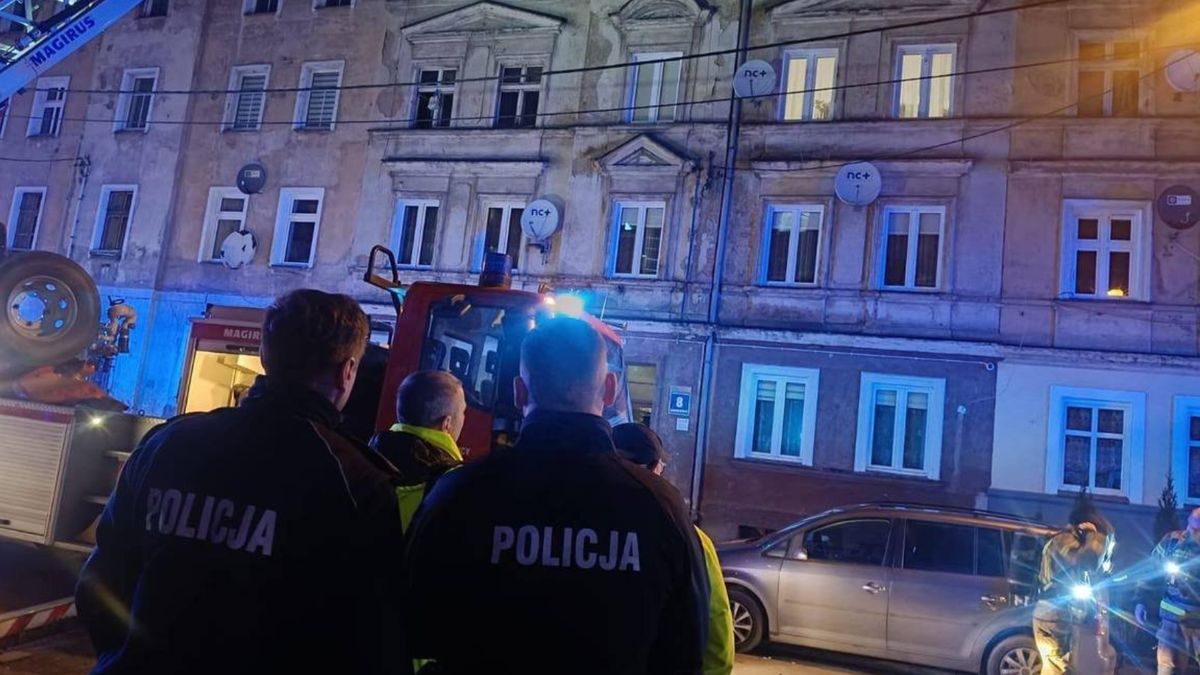 Policjanci uratowali życie mieszkańcom płonącej kamienicy
